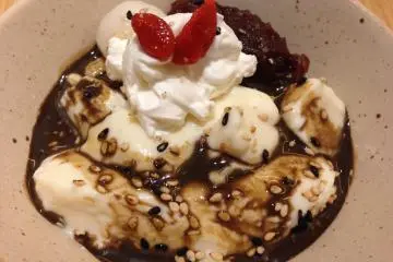 <p>ตบท้ายด้วย soy pudding ราด Hojicha ถ้วยนี้อร่อยล้ำ</p>