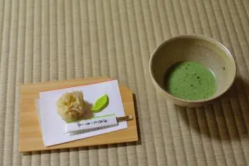One of the pleasures of visiting temples: Since this is 'The Temple of Sala Tree', sweet cakes are made in the shape of a sala flower (1,600 yen, including entry fee to the temple) (Photo: MASAYOSHI HIROSE)