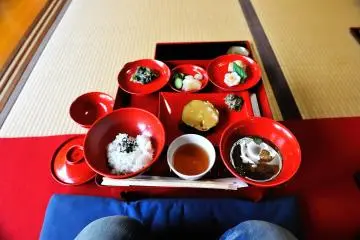<p>I strolled in the 'Garden of Senryo' through Hojo, then arrived at the Shoin building. You can enjoy Shojin-ryori (Buddhist vegetable cuisine) here! (5,950 yen including temple entrance fee and green tea with sweet cake)</p>