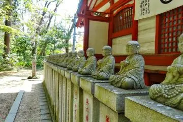 <p>ภายในบริเวณวัดมีรูปปั้นหินตั้งวางอยู่มากมาย</p>