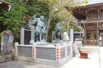 <p>รูปปั้นหินของเท็งงุ (tengu) เทพผู้พิทักษ์ภูเขาและป่า</p>