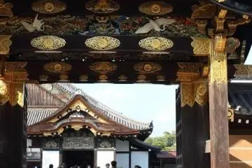 당시의 도쿠가와 이에야스의 권세를 보여 주기에 충분한 호사스러운 작품이다