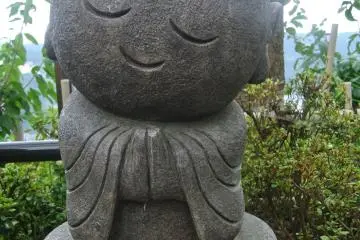 <p>At Aisendo shrine, the cute smiling face on this statue eased the sadness I felt from the whole Okichi story</p>