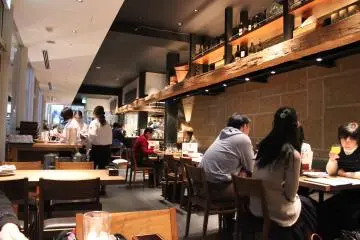 가게 안. 홀 스탭의 목소리가 잘 들린다