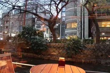 저녁에 빠른 시각에 가게에 들어가면 차츰 어스름한 거리 바깥의 빛의 변화가 운치 있다.