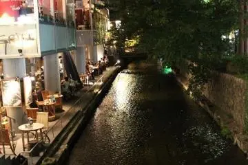 밤의 외관