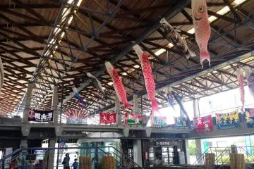<p>A spacious hall in the middle gives the place a feeling of light and space, which was decorated with koinobori carp banners as well as tairyobata or fisherman&rsquo;s flags hanging from the ceiling as it was just after Children&rsquo;s Day in May.</p>