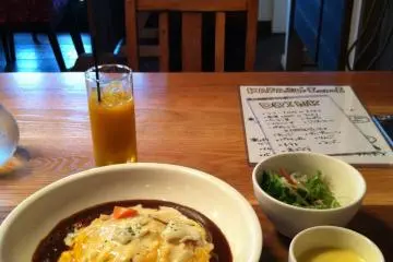 Omrice, soup and salad
