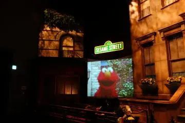<p>พาลูกมานั่งดู Sesame Street พักเหนื่อย</p>