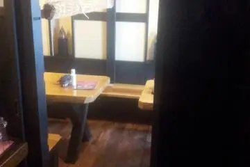 <p>The inside of the restaurant is a pleasant mixture of dark and light wood.</p>