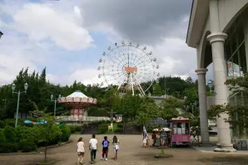La grande roue sur la place à l'entrée