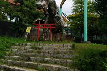 Un T-Rex met en pièce un temple sous le monorail