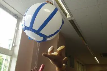 Un pilote qui tombe de la nacelle d'une montgolfière dans la zone pour enfants. Espérons que ça ne soit pas un mauvais présage