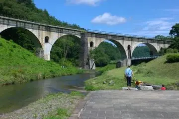 <p>Ce pont est tr&egrave;s beau le soir avec des &eacute;clairages de couleurs differentes</p>