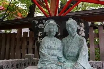 <p>รูปปั้น Ohatsu กับ Tokube ตอนนี้เขาคงสมหวังอยู่ด้วยกันแล้วเนอะ</p>