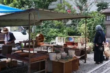 <p>คนท้องถิ่นแวะเวียนมาดูของเก่าและคุยกัน</p>