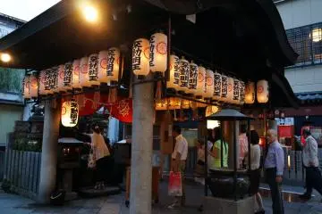 <p>ยิ่งเย็นคนท้องถิ่นยิ่งแวะมากันเพียบ</p>