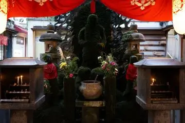 <p>องค์พระที่คนรดน้ำจนหญ้ามอสขึ้น</p>