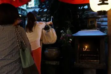 <p>หลังไหว้ต้องรดน้ำองค์พระกันแบบนี้</p>