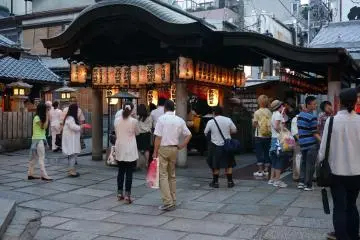 <p>ผู้คนพลุกพล่านรอกินข้าวเย็น</p>