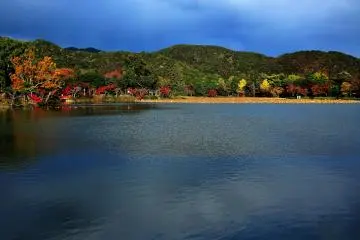 <p>Autumn leaves changing color on Mt. Asahara in the background</p>