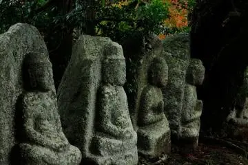 <p>Stone Buddha Statues on the bank of the pond, which made me crouch down and pray</p>