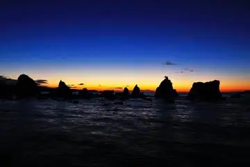 <p>Hashigui Rocks at the crack of dawn. There is a parking lot just in front of the rocks on the beach, and you can enjoy the magnificent view from your car</p>