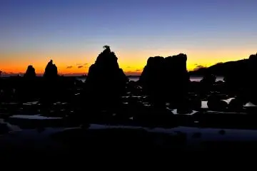 <p>At low tide you can walk out to the rocks</p>