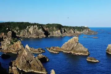 <p>Kii Oshima is the island lying to the east off Shiono Point. Umikongo, scenery with giant rocks along the shoreline that can be viewed from this island, is also breathtaking</p>