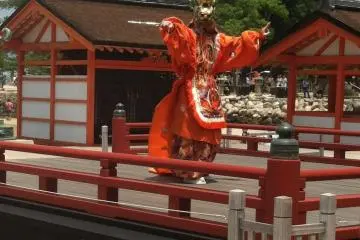 <p>The dancer captivates visitors</p>
