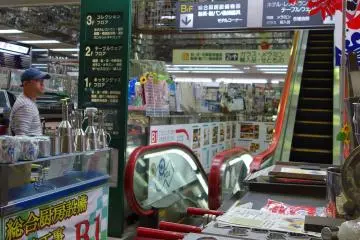 <p>แต่ละร้านใหญ่มาก สมศักดิ์ศรีโอซาก้า ครัวของญี่ปุ่น</p>