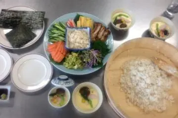 <p>Knowing how to make hand-rolled sushi is a winner for every party, even when you don't have enough time to prepare!</p>