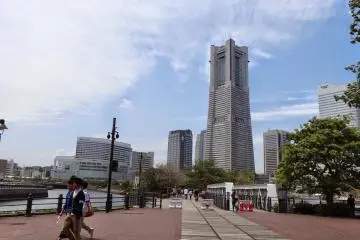 <p>เส้นทางเดิน คิชะมิชิ (Kishamichi) และ Yokohama Landmark Tower</p>