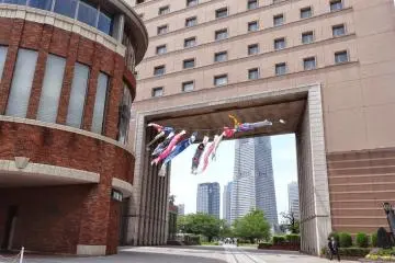 <p>เส้นทางเดิน คิชะมิชิ (Kishamichi) มองผ่านอาคารโรงแรม Navios Yokohama</p>