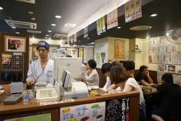 <p>เผลอแป๊บเดียว คนเต็มร้านอีกแล้ว</p>