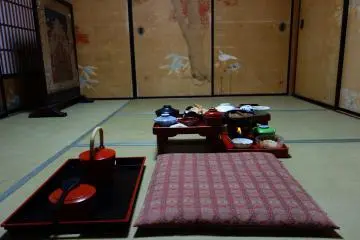 <p>เขาให้ห้องส่วนตัว นั่งมองกำแพงกินคนเดียวเลย</p>