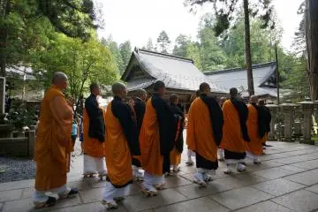<p>จะมีพระเดินไปเดินมา แวะสวดมนต์ตามทาง</p>