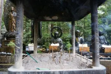 <p>จุดธูปไหว้พระหน้าสะพานสุดท้าย</p>