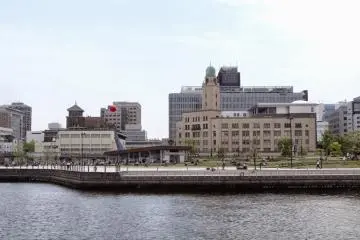 <p>วิวของสวนสาธารณะ ยะมะชิตะ (Yamashita) และอาคารเก่าแก่ Yokohama Customs เป็นฉากหลัง</p>
