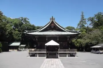 <p>A smaller building in front of the main hall</p>