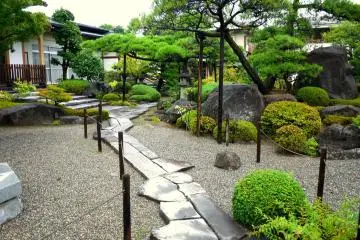 <p>A beautiful path through the gravel with paving stones of various sizes</p>