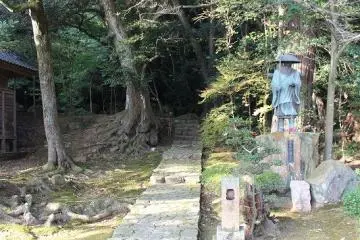 류센테이에 통하다. 옆에는 순례의 동상