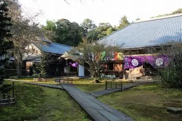 산문을 빠져나가 본당으로