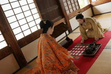 <p>มีรูปปั้นแสดงประเพณีสมัยก่อน</p>