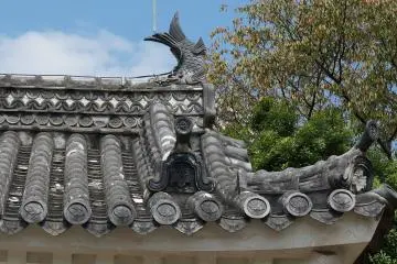<p>ดูปลาบนหลังคา ตราตรงนี้ไม่ใช่กางเขนแล้วนะ</p>