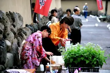 <p>เจ้าหน้าที่เตรียมพร้อมสำหรับงานในคืนนั้น บนถนนซามูไรที่ซากโบราณสถานอิชิโจะดะนิ อะซะกุระ (Ichijodani Asakura)</p>