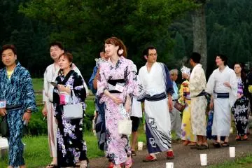 <p>หนุ่มสาวในชุดยูกาตะ ในกิจกรรมปาร์ตี้หาคู่ ผู้ร่วมงานจะต้องใส่ชุดยูกาตะ ซึ่งเป็นกฎระเบียบของงาน</p>