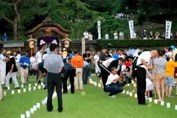 <p>เมื่อฟ้าเริ่มมืดลง ผู้คนก็เริ่มตระเตรียมโคมไฟสำหรับจุดในงาน</p>