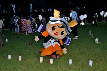 <p>ยุเมะมะรุ คุง (เด็กชายแห่งความฝัน) ตุ๊กตาตัวแทนของซากโบราณสถานอิชิโจะดะนิ อะซะกุระ (Ichijodani Asakura) ให้การต้อนรับผู้มาเยือนด้วยรอยยิ้มน่ารัก</p>