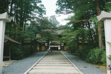 Welcome to the Kongobuji Temple. A steep road heading to the entrance of Kongobuji Temple